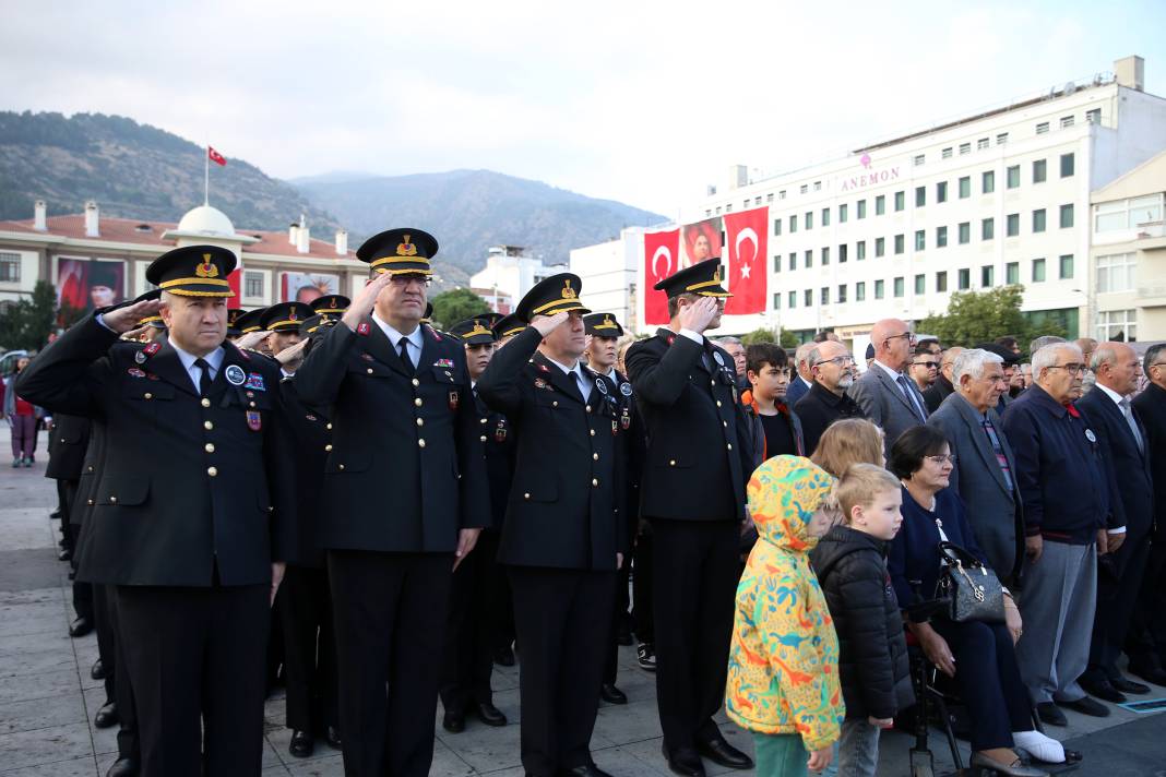 Atatürk’ü minnetle anıyoruz! Türkiye’de saat 9’u 5’geçe hayat durdu 56